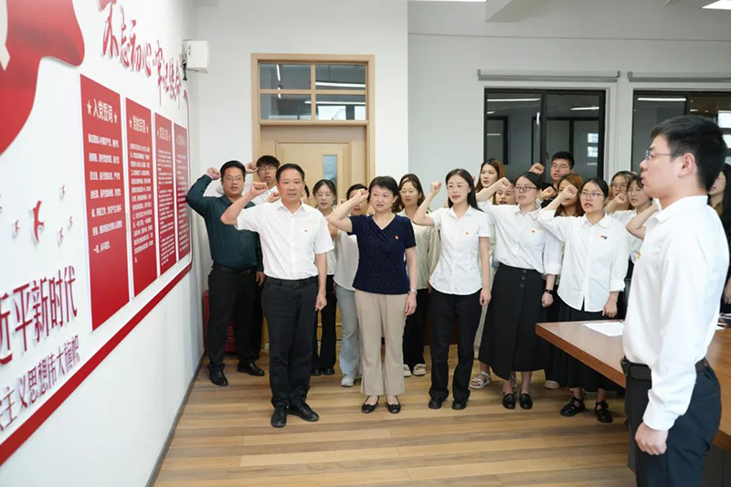 新華高級中學(xué)黨支部全體黨員大會召開