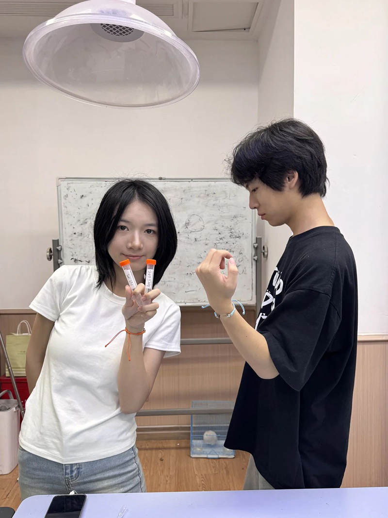 【科學遇見藝術(shù)】新華學子用DNA打造“基因手環(huán)”